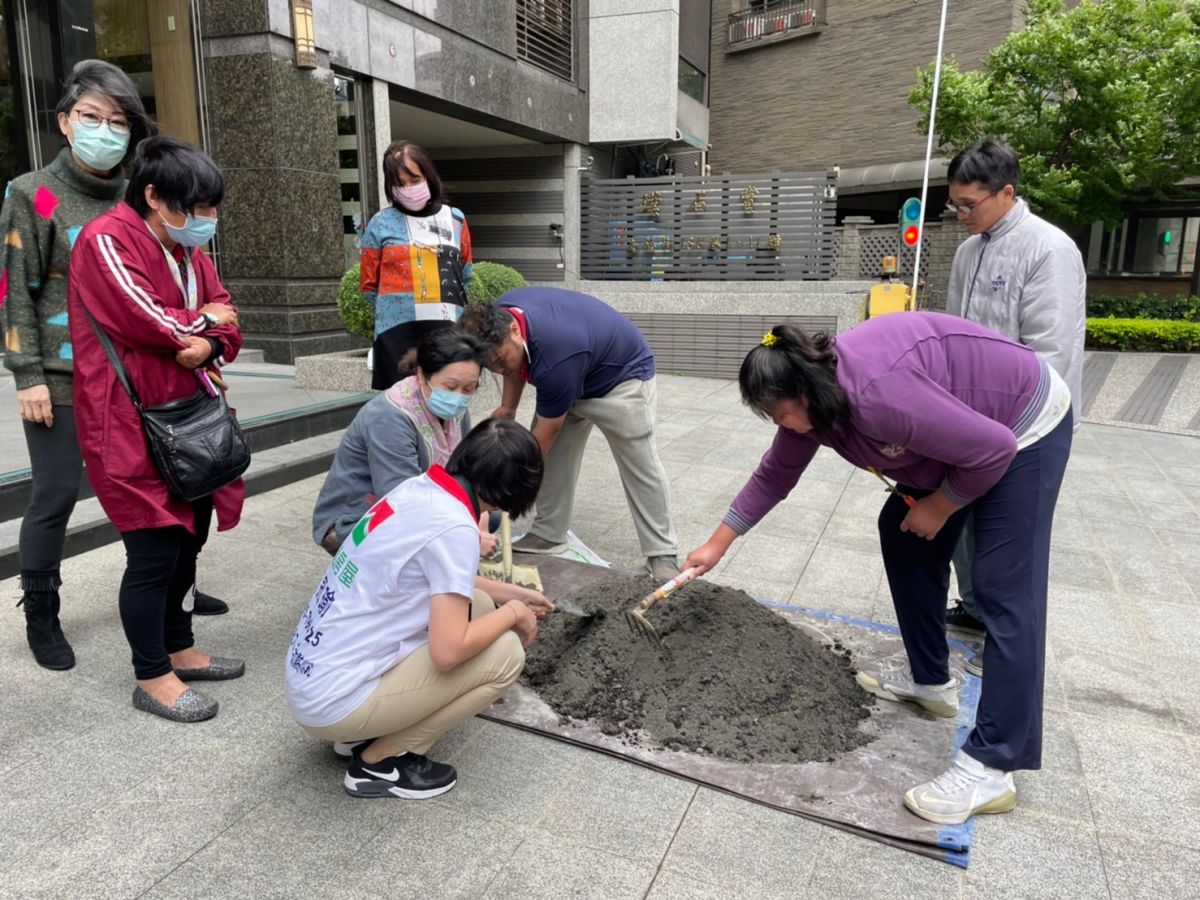 ▲信義房屋設計出「社區服務模組」，每一項服務作為，都能對應到SDGs。例如許多分店會到社區荒廢角落與住戶一起種下花草，綠化了社區環境，達到「永續城鄉」目標。（圖／NOWnews資料照片）