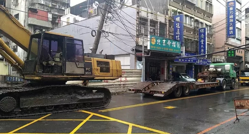 ▲宜蘭今天下午因怪手不慎撞斷電桿，造成23戶停電。（圖／翻攝畫面）