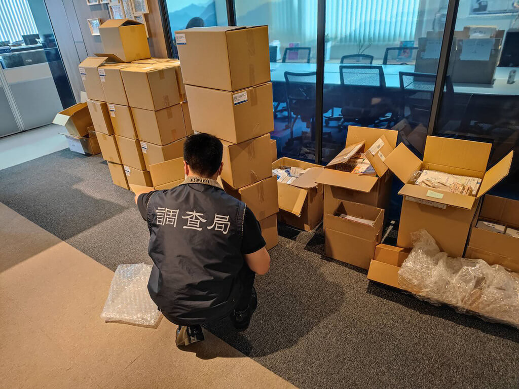 ▲調查局航業調查處台中調查站日前發現有2家廠商研發需經醫護專業人員抽靜脈血檢測的病毒抗體快篩試劑，業者竟擅自於包裝中加入採血針等未經核准內容物，再交由經銷商透過網路團購，已售出逾23萬劑。經檢調與衛生單位積極回收，截至上月已追回7萬多劑，呼籲民眾切勿使用。（圖／中央社）