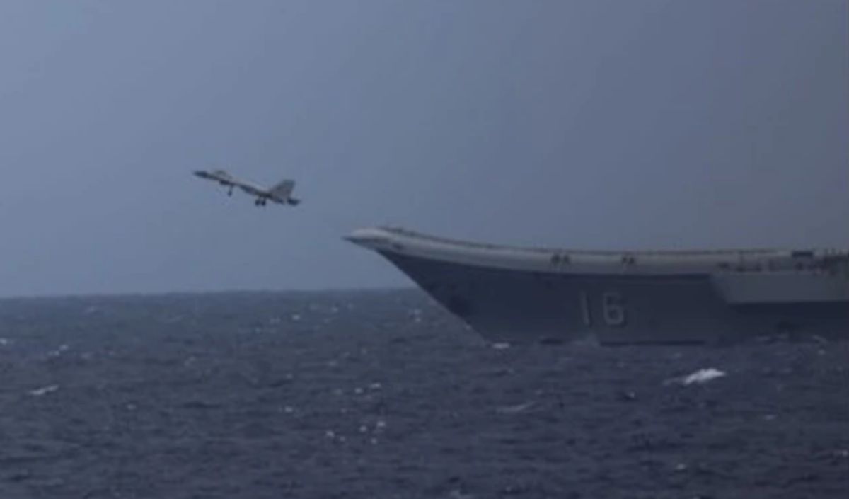 ▲中國海軍航艦遼寧艦近日在沖繩東方太平洋上，演練約180次艦載機起降訓練，日方研判共軍企圖提升遠海海空作戰能力。資料照。（圖／翻攝自推特）