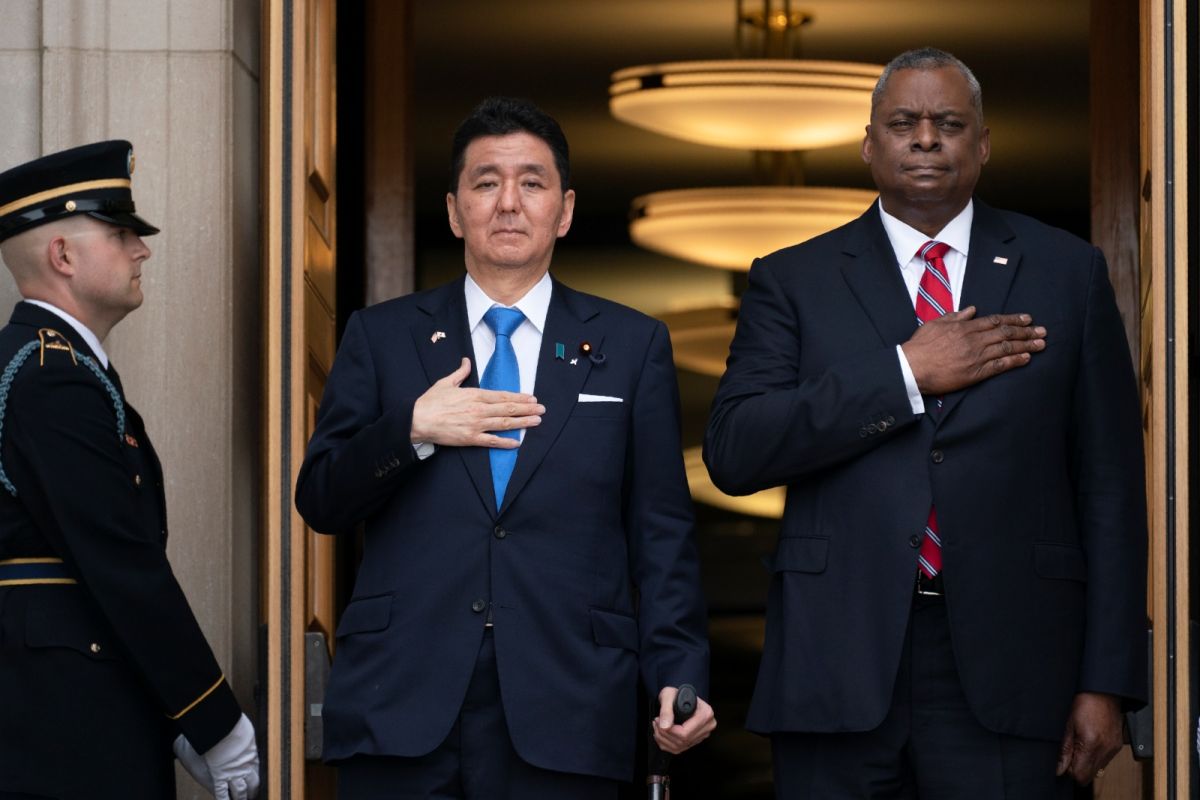 ▲美國國防部長奧斯汀（右）4日在五角大廈與日本防衛大臣岸信夫（左）舉行會談。（圖／美聯社／達志影像）