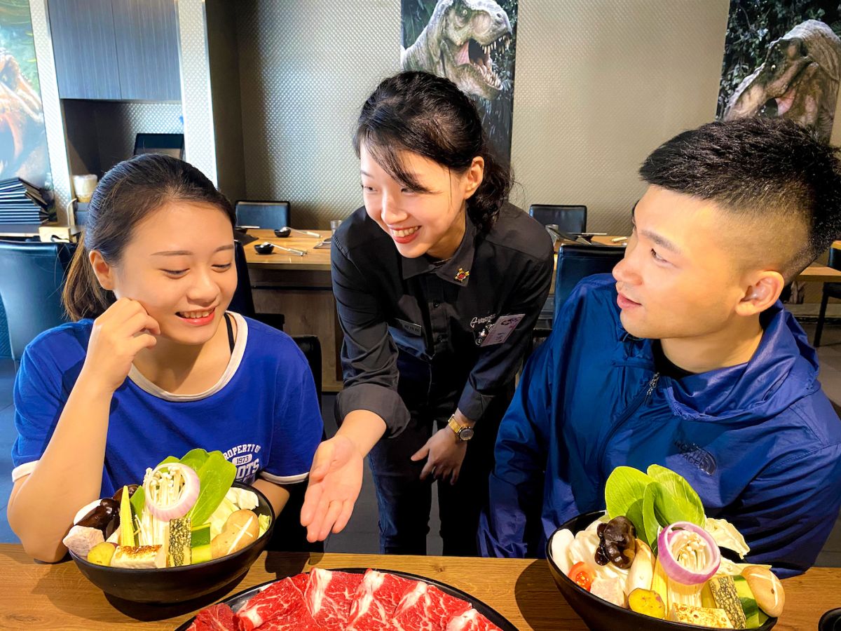 ▲疫情衝擊母親節餐飲爆退訂潮，火鍋業者祭出外帶優惠自救業績。樂多多外帶可享肉品或海鮮「買1送1」；涮乃葉則主打自取鍋物外帶下殺5折優惠。（圖／樂多多集團提供）