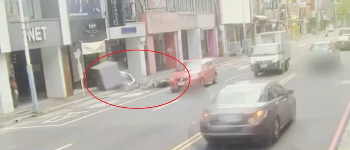 ▲林男倒地後連人帶車撞上變電箱（紅圈處）。（圖／翻攝畫面）