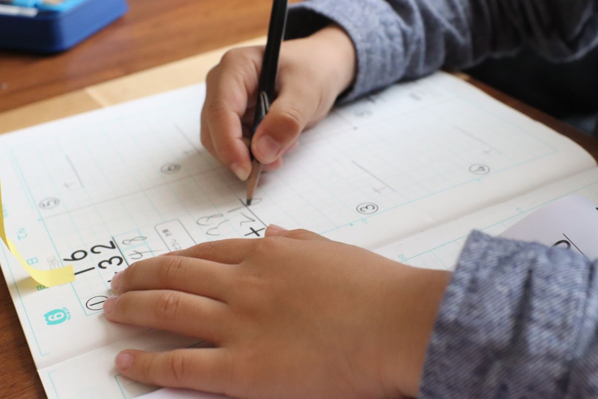 ▲國小考題，考選出「東西、西瓜、西方」誰發音不同？（示意圖／取自photo AC）