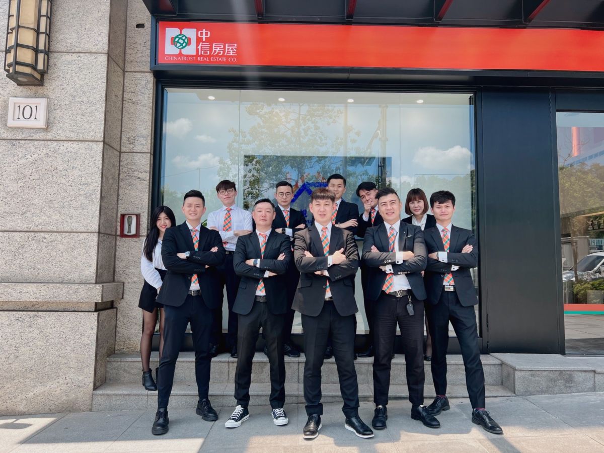 ▲中信房屋內湖AIT加盟店店長延泓剛與團隊夥伴，透過專業與熱情，走進地方社區。（圖／品牌提供）