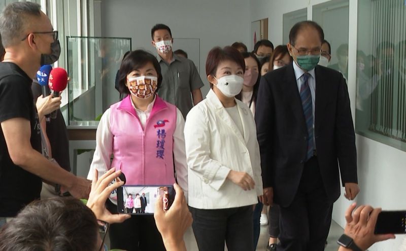 ▲游錫堃為立法院遷址案拜會台中市長盧秀燕,藍營立委楊瓊櫻全程陪同。(圖/記者顏幸如攝,2022.05.05)