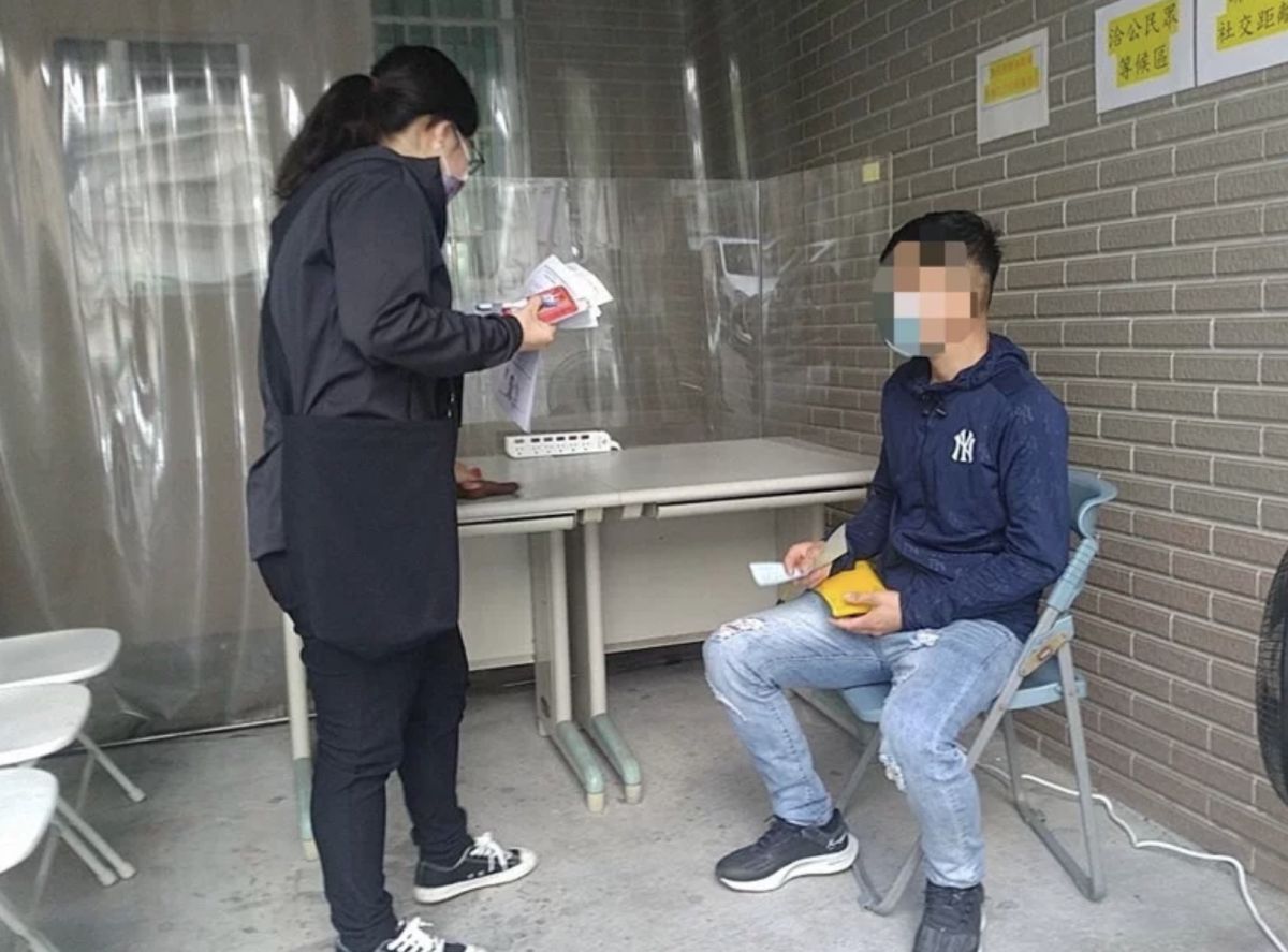 ▲移民署高雄市專勤隊設戶外接收與隔離詢問區域。（圖／移民署高雄市專勤隊提供）