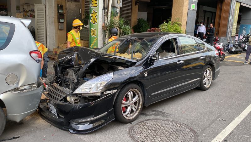 ▲何姓男大生疑因不慎酒力，失控撞上路邊汽、機車。（圖／翻攝畫面）