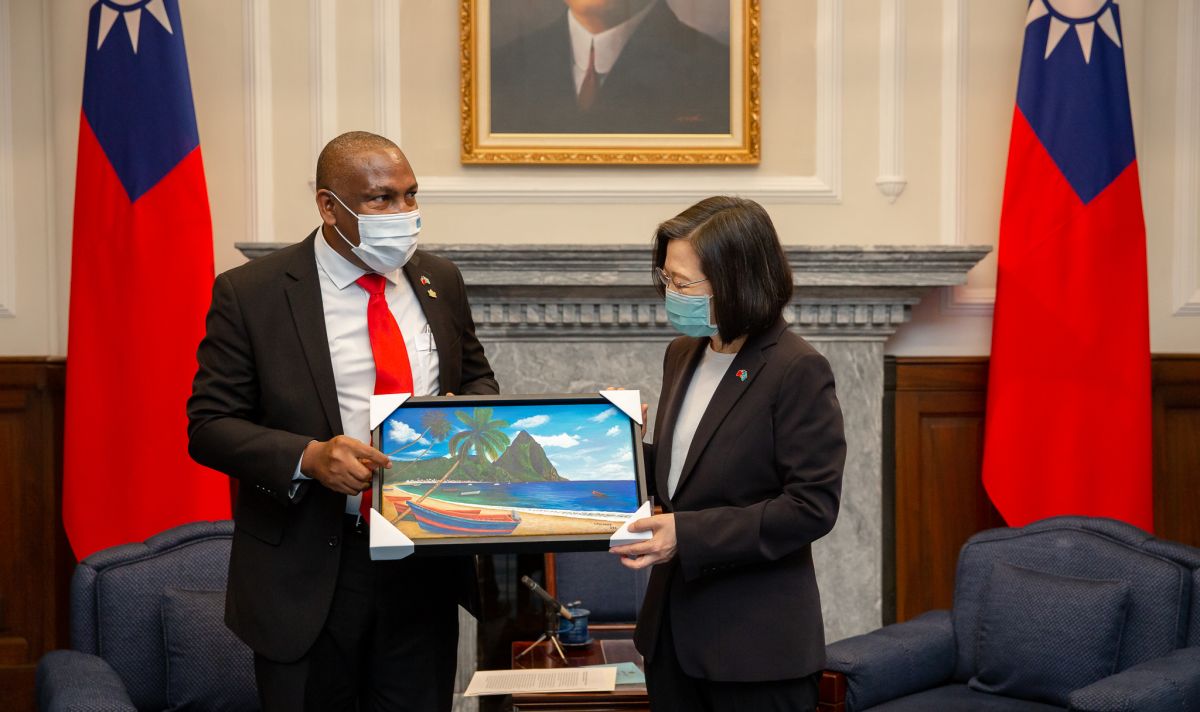 ▲蔡英文接受聖露西亞大使路易斯呈遞到任國書，並期盼兩國持續深化夥伴關係。（圖／總統府提供）