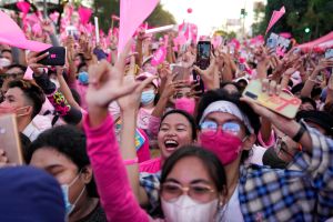 ▲菲律賓總統大選將至,菲律賓現任副總統羅貝多(Leni Robredo)支持者們聚集首都馬尼拉參加造勢活動。(圖˙/美聯社/達志影像) ▲菲律賓總統大選將至,菲律賓現任副總統羅貝多(Leni Robredo)支持者們聚集首都馬尼拉參加造勢活動。(圖˙/美聯社/達志影像)