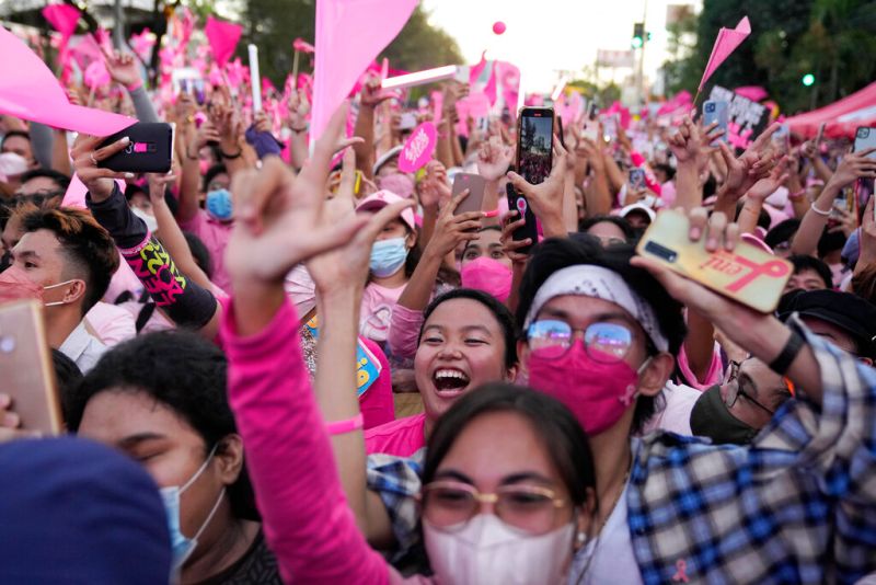 ▲人民力量革命36周年,反對獨裁者上台的菲律賓國民們,多半支持現任副總統羅貝多(Leni Robredo)。圖為羅貝多支持者於馬尼拉慶祝。(圖˙/美聯社/達志影像)