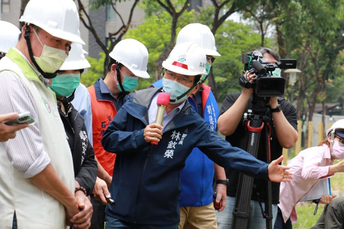 ▲為解決曹公圳淹水問題，高雄市副市長林欽榮今天再度率水利局團隊視察分洪工程進度，希望能於今年5月中以前完工開放。（圖／高市府水利局提供）