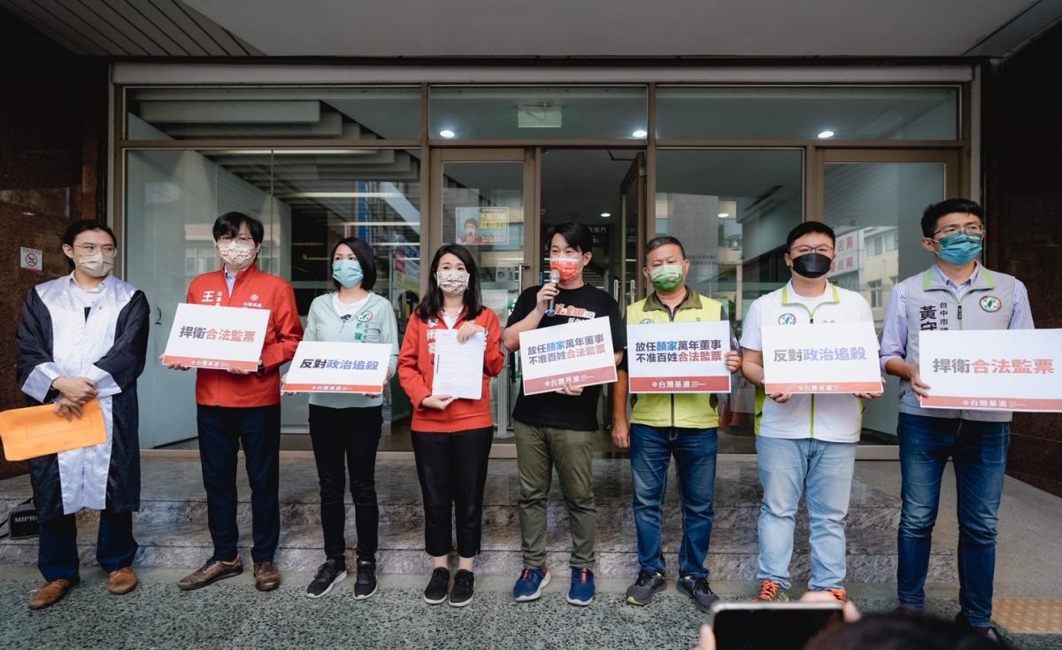 ▲李雨蓁今在陳柏惟與綠營多位議員陪同下，向台中市選委會提交訴願書。（圖／李雨蓁提供，2022.05.05）