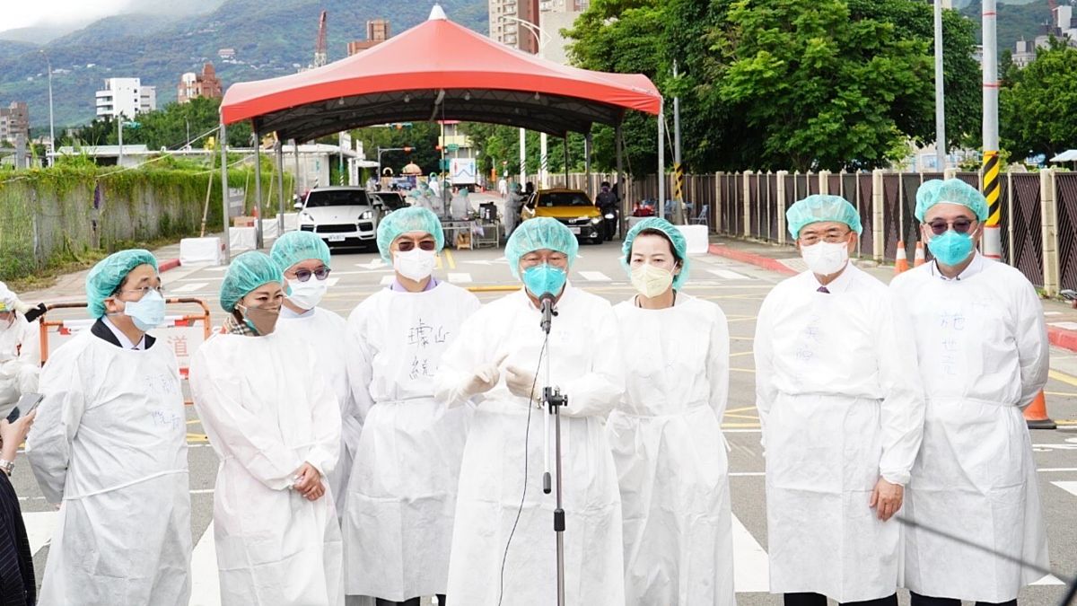 ▲台北市長柯文哲5日下午前往北士科的車來速篩檢站進行視察，並於會後接受媒體訪問。（圖／台北市政府提供）