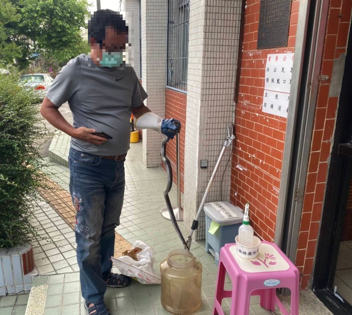 ▲台中婦人抓一條「飯匙倩」到派出所求助，農委會人員前來處置（圖/記者鄧力軍翻攝）