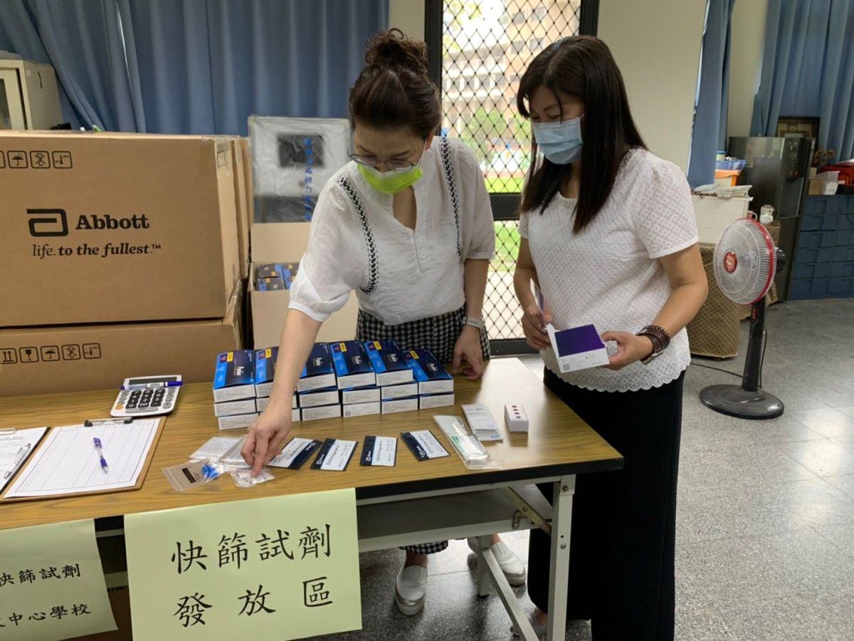 ▲中市首批7萬快篩試劑運抵「5個中心學校」(圖／市政府提供2022.5.5)
