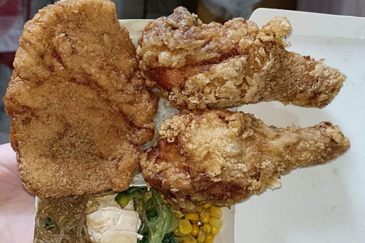 ▲一名網友在自助餐店買了一個便當，網友們看到價格全都直呼「太佛了！」（圖／翻攝自《爆廢公社》）