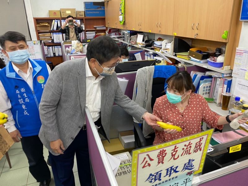 新竹縣長夜訪衛生局慰勞 招募人力支援防疫