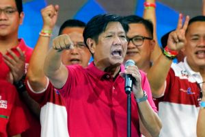 ▲菲律賓總統大選將近,民調最高的候選人小馬可仕(Ferdinand Marcos, Jr.)是前獨裁者馬可仕(Ferdinand Marcos)的獨子。(圖/美聯社/達志影像) ▲菲律賓總統大選將近,民調最高的候選人小馬可仕(Ferdinand Marcos, Jr.)是前獨裁者馬可仕(Ferdinand Marcos)的獨子。(圖/美聯社/達志影像)