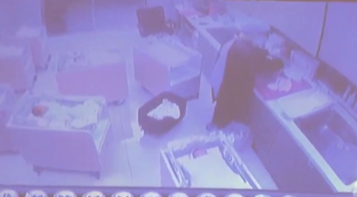 ▲新竹縣一間產後護理之家爆發疑似虐嬰案，照護員將新生兒頭下腳上拎起粗魯甩動，造成瘀青後還狡辯是黃疸，讓家長好痛心。（圖／翻攝自連郁婷臉書）