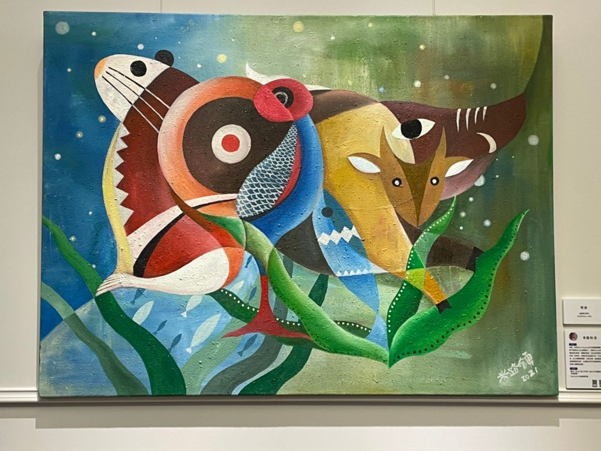 ▲來自桃園復興鄉的泰雅族藝術家米路．哈勇的油畫作品「豐盛」（圖／記者林怡孜攝，2022,05,05）