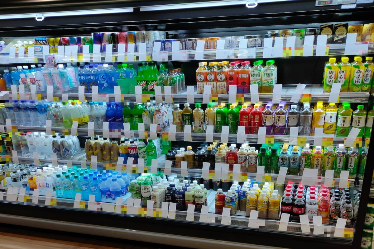 ▲一名網友到全聯發現貨架上全都插滿白色紙條，不解用意為何。（圖／翻攝自《爆廢公社》）