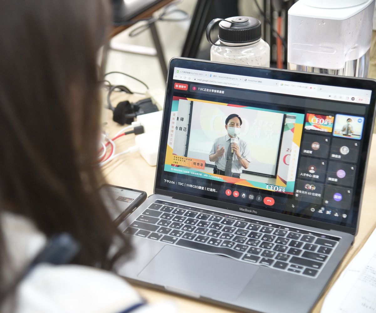 ▲勞動部勞動力發展署高屏澎東分署人才資源發展中心將CEO講堂移師到線上，首播由分署長程泰運主持。(圖／記者黃守作攝，2022.05.05)