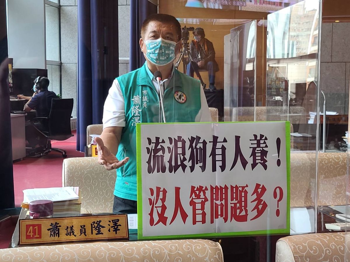 ▲議員蕭隆澤指出，新田登山步道停車場，因有善心人士飼養流浪狗，沒有人在管理數量多到非常嚇人(圖／柳榮俊攝2022.5.5)