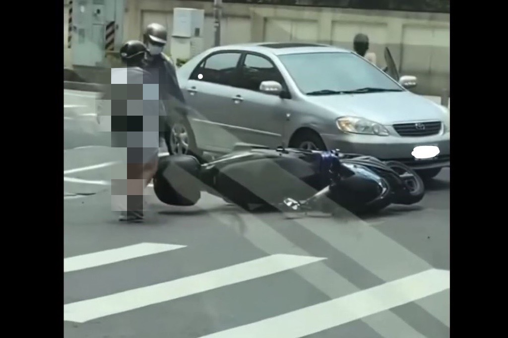 ▲路邊見到車禍現場，正妹駕駛讓眾人戀愛了。（圖／截取自《爆廢公社》）