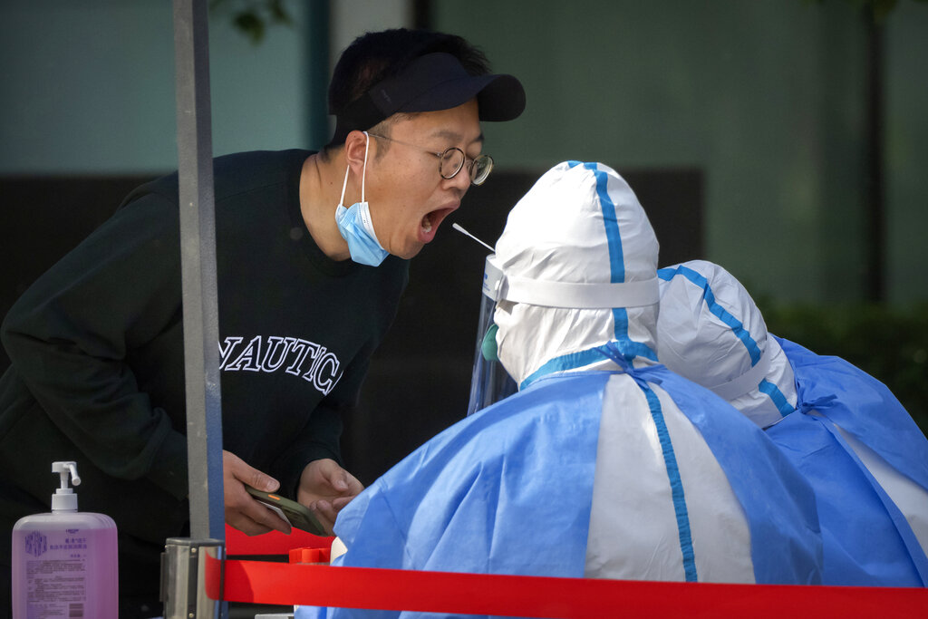 ▲中國當前對核酸檢測機構需求龐大，但相關亂象頻生。北京樸石醫學檢驗實驗室有限公司因疑似「沒檢測就出結果」，除了被吊銷執照，實驗室6人已被刑事拘留。（圖／美聯社／達志影像）