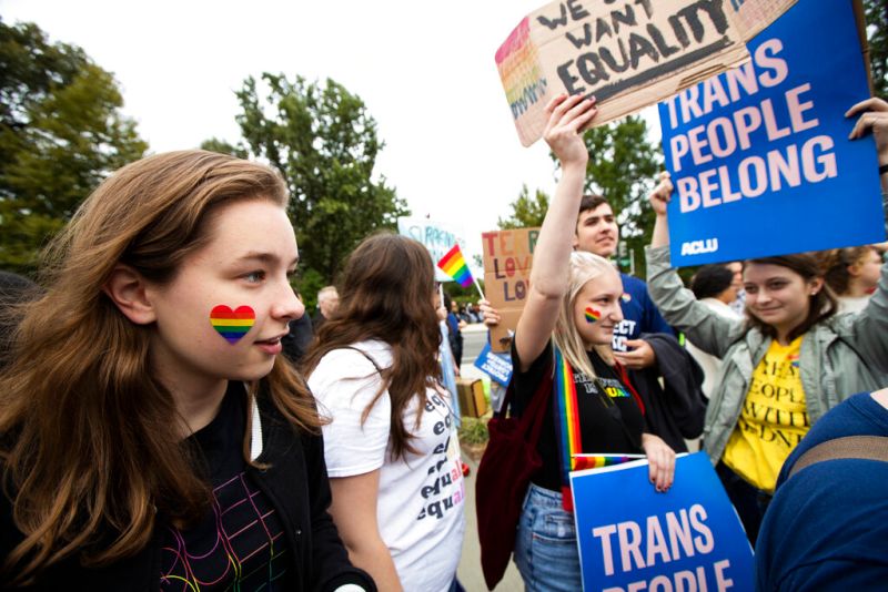 調查：美國去年近半LGBTQ青少年、青年考慮輕生