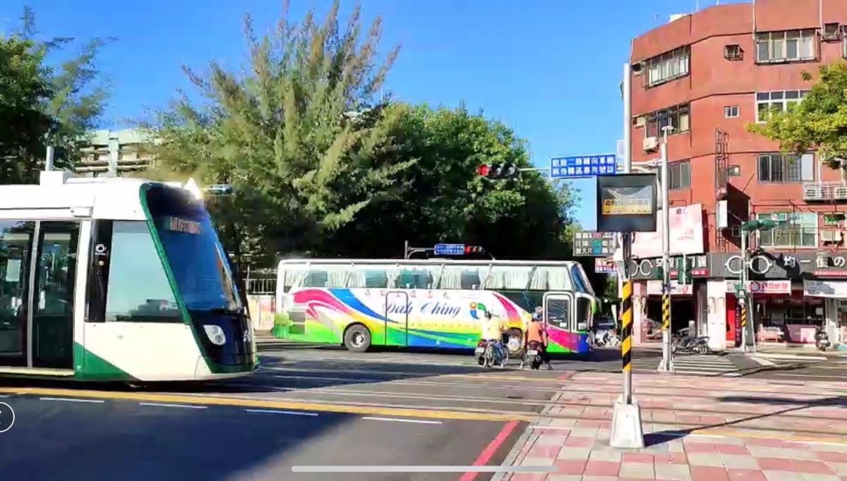 ▲高捷公司分析中山凱旋路口歷史資料，輕軌列車通過路口平均影響時間約32秒。（圖／高市府捷運局提供）