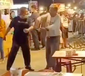 台南阿伯脫口罩逛夜市！廟公「暴揍」3分鐘：我是為你好
