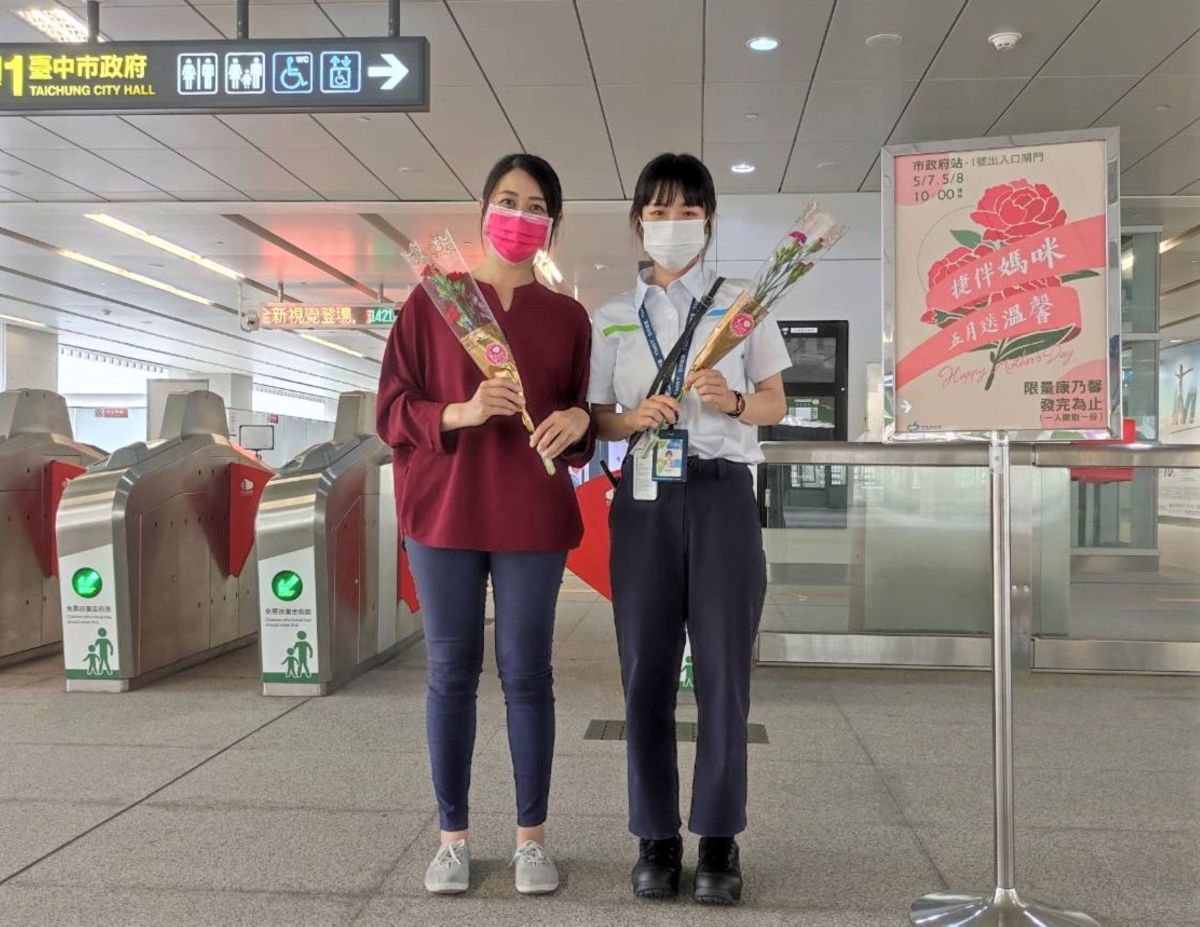 ▲母親節前夕及當天在捷運市政府站進出站的旅客，中捷贈送康乃馨(圖／中捷公司提供2022.5.6)