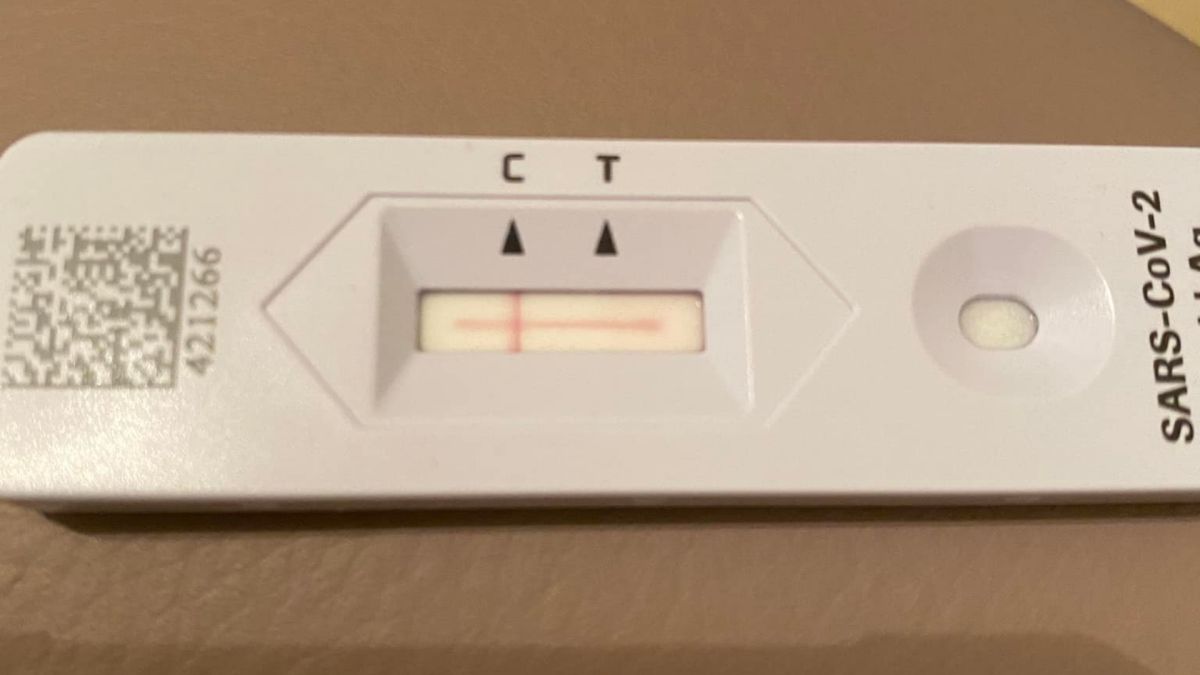 ▲有網友求助，說他的快篩試劑結果，竟變成兩條線交叉垂直。（圖／爆廢公社）
