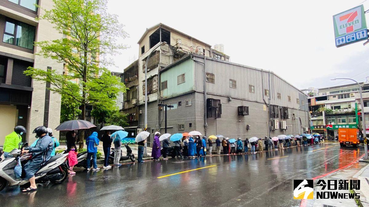 ▲快篩實名制剛上路時藥局門口大排長龍，但如今銷售趨緩，藥師公會建議可在7月功成身退。（圖／記者黃韻文攝）