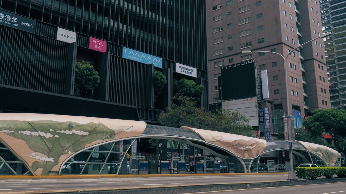 ▲國立自然科學博物館認養的台灣大道「科博館站」，六隻恐龍現身，成為台中新地標。（圖／科博館提供）