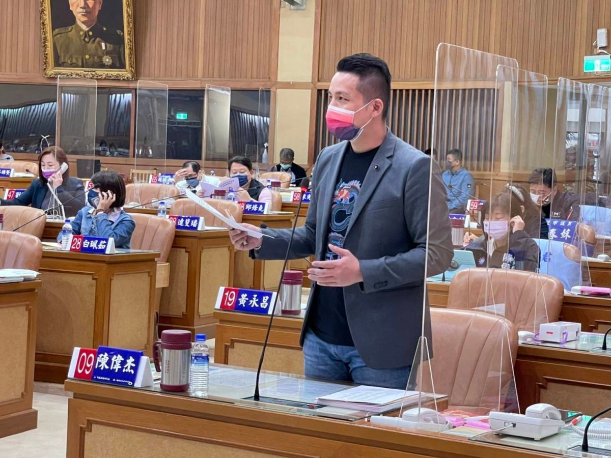 ▲新北市議員陳偉杰呼籲，請中央將自己的標案給解釋清楚，不用牽拖給新北市政府，別再黑箱作業這才是正解。（圖／新北市議員陳偉杰提供）