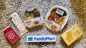 ▲全家和黃亞細肉骨茶聯手,推出6款東南亞風味新品,包括打拋涼麵、馬來式炒麵、肉骨茶蘇打。(圖/業者提供) ▲全家和黃亞細肉骨茶聯手,推出6款東南亞風味新品,包括打拋涼麵、馬來式炒麵、肉骨茶蘇打。(圖/業者提供)
