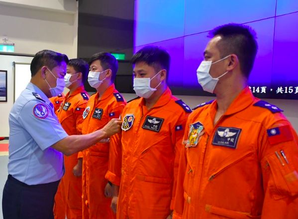 ▲空軍副司令孫連勝中將前往台東志航基地主持勇鷹高教練機第1梯次教官換訓開訓典禮暨視導整備情況,並為首批換訓飛官佩掛AJT型機飛行臂章。(圖/翻攝自青年日報網站)