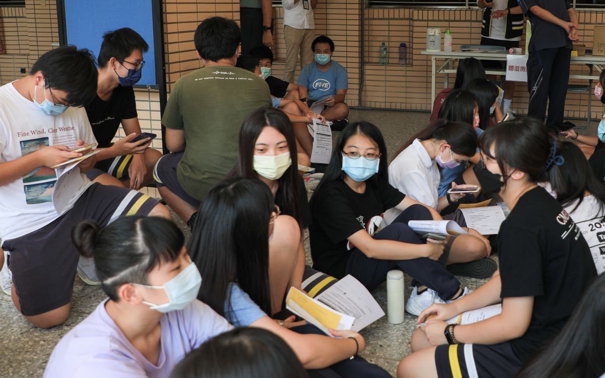 ▲台中市宣佈實施「安心升學守護考生」計劃。圖為去年9/23，忠明高中施打疫苗時，學生們帶書本在場外等候。（資料畫面／台中市政府提供，2022.05.06）