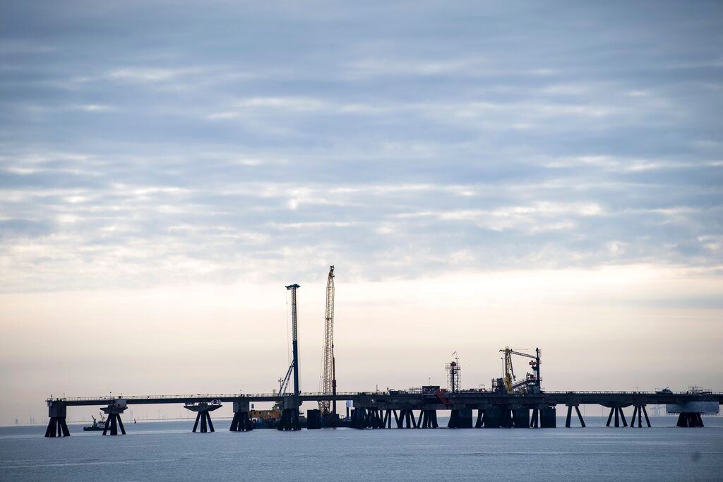 ▲中國宣布首度以人民幣完成液態天然氣的採購交易。圖為液化天然氣接收站。（圖／美聯社／達志影像）