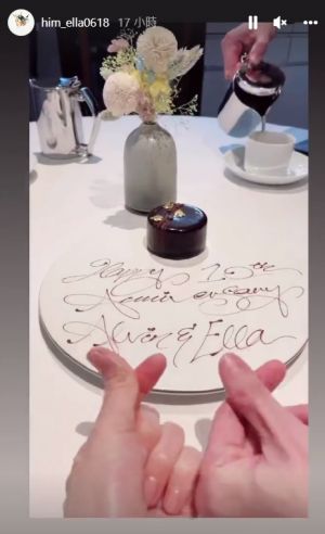 ▲Ella曬出和老公慶祝結婚10週年吃大餐，還用手指比愛心。（圖／翻攝Ella IG）