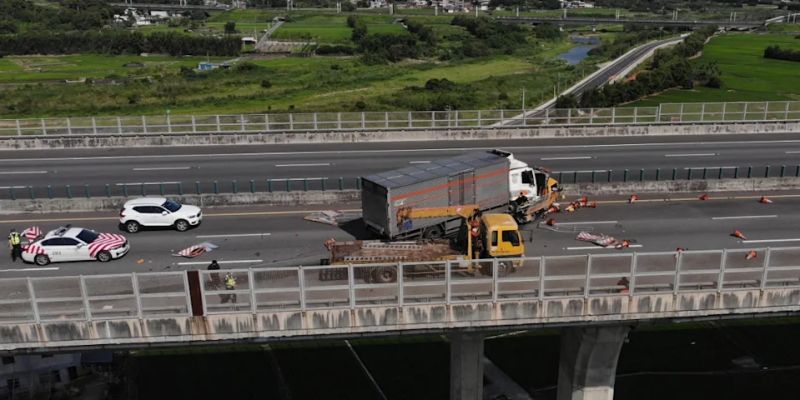 國道3號死亡車禍！大貨車猛撞施工工程車　釀2死3傷
