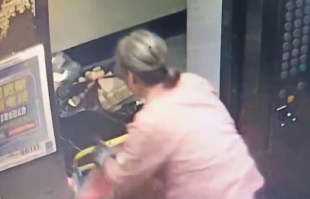 ▲大陸有位70多歲的阿嬤，一天狂搭60多次公用電梯，因此被社區負責人開出天價管理費帳單。（圖／翻攝微博高度新聞）