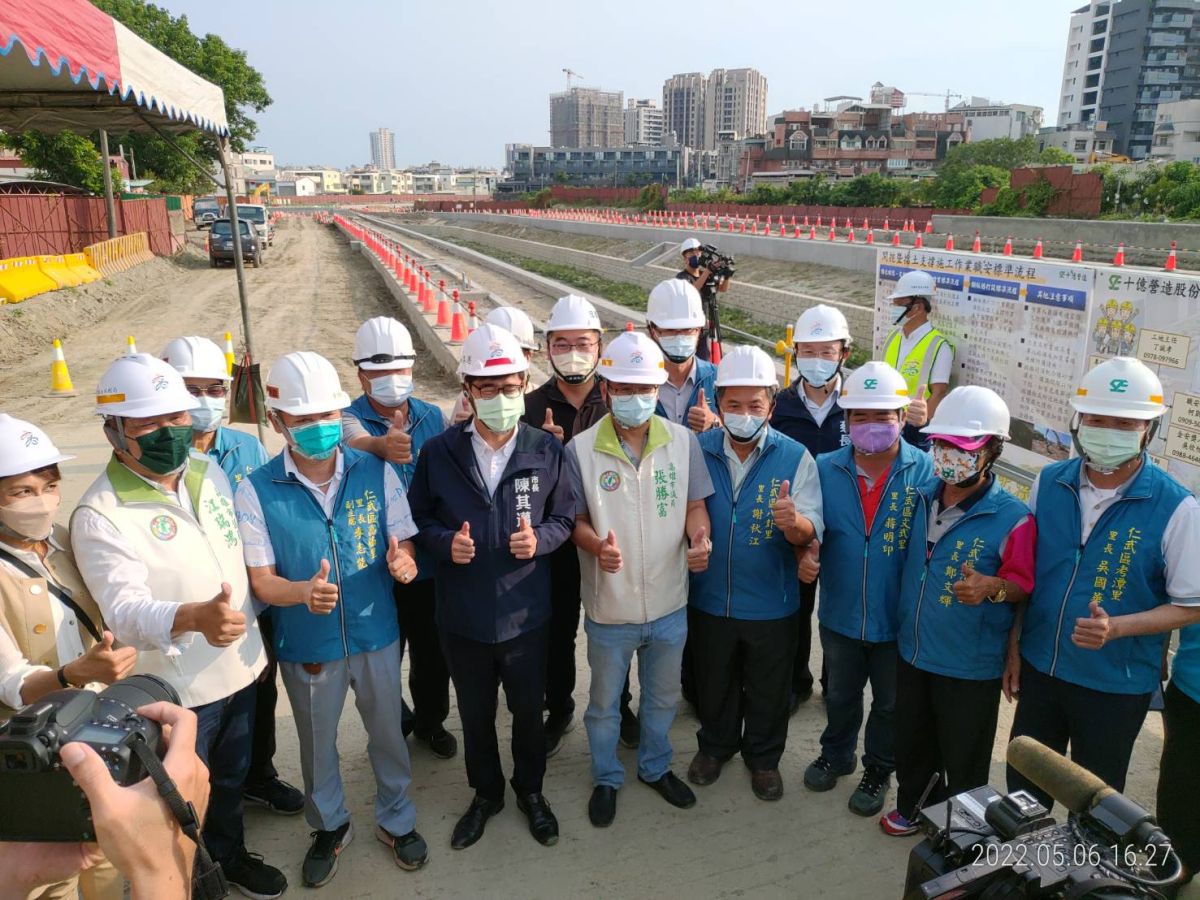 ▲高雄市為因應汛期來臨，市長陳其邁今天特別前往北屋排水防汛整備及營建工地視察，期許施工團隊超前部署，做好防汛演練。（圖／高市府提供）