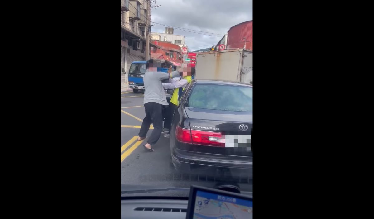 ▲行車糾紛當街上演全武行，年輕的小貨車駕駛拳拳重毆狠打阿北頭臉，讓網友全都怒了。（圖／翻攝自爆料公社臉書）