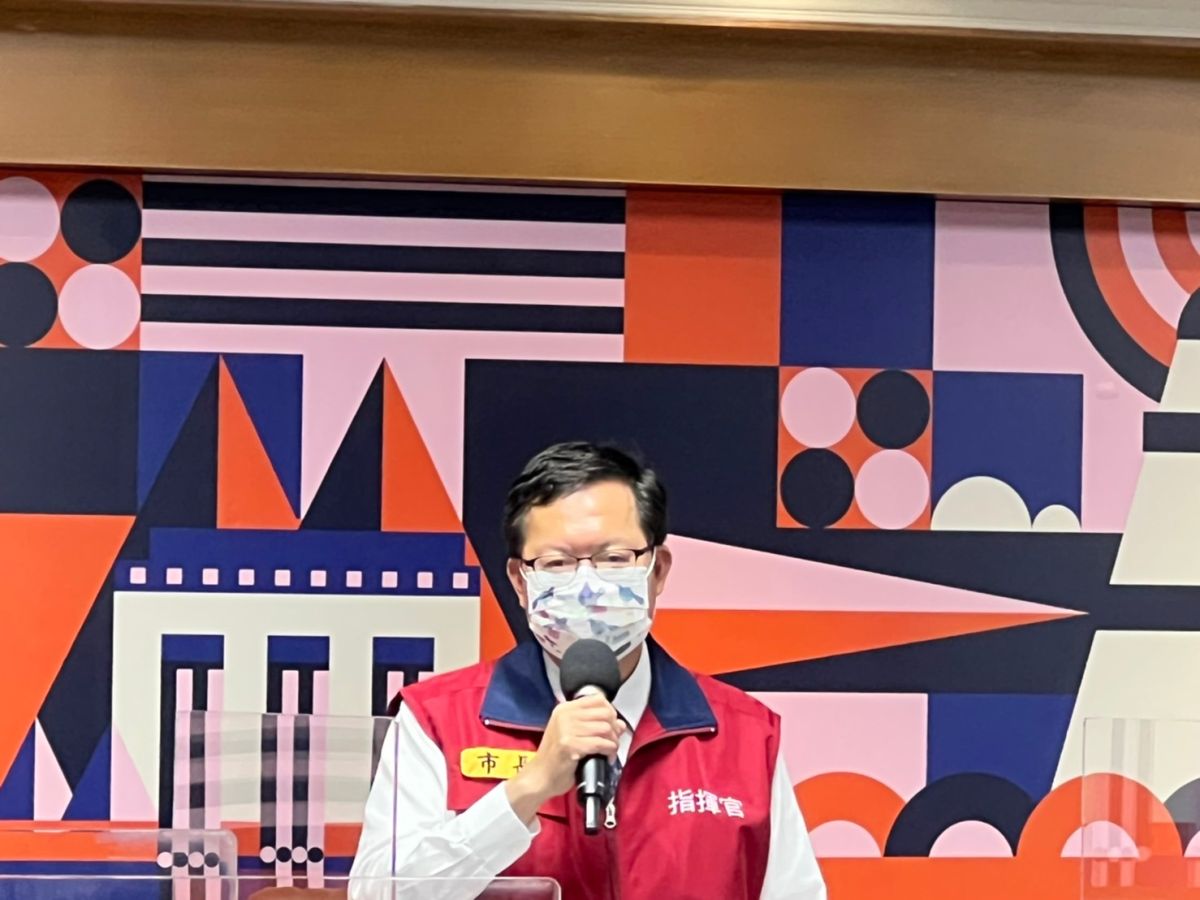 ▲鄭文燦表示，即日起防疫關懷包改為發給居家照顧確診者，同住家人共用一包，至於居家隔離、居家檢疫對象則不再提供。（圖／桃園市政府提供）