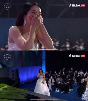 ▲▼金泰梨不敢相信自己得大獎，崔顯旭幫忙保管口罩。（圖／baeksang.official tiktok）