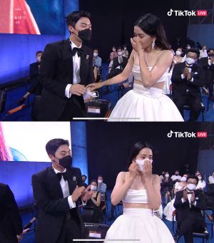 ▲▼金泰梨不敢相信自己得大獎，崔顯旭幫忙保管口罩。（圖／baeksang.official tiktok）